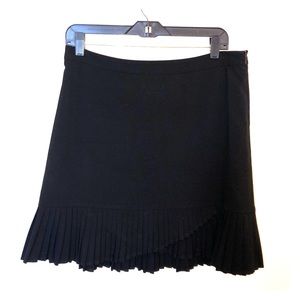 Black Mid Thigh pleated skirt!